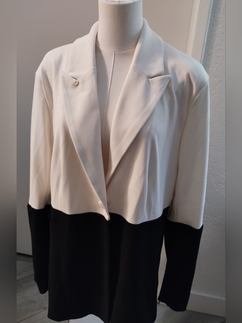 BBJ Women’s Two-Tone Black and White Long Blazer